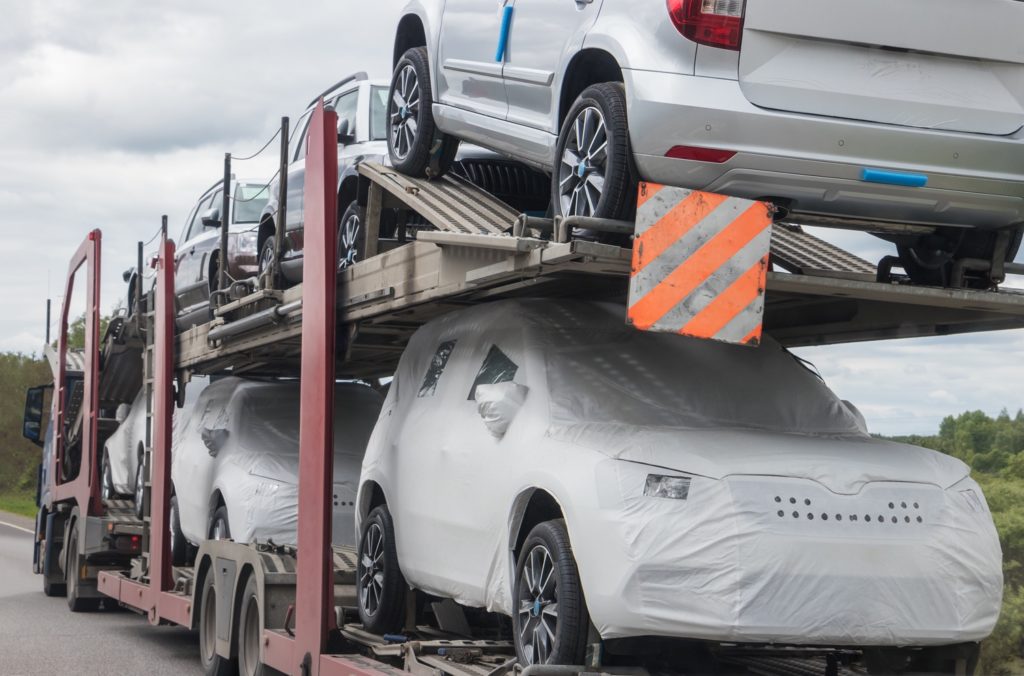 Coches nuevos en camión