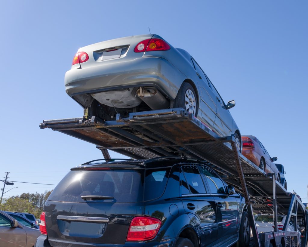Coche verde en camion